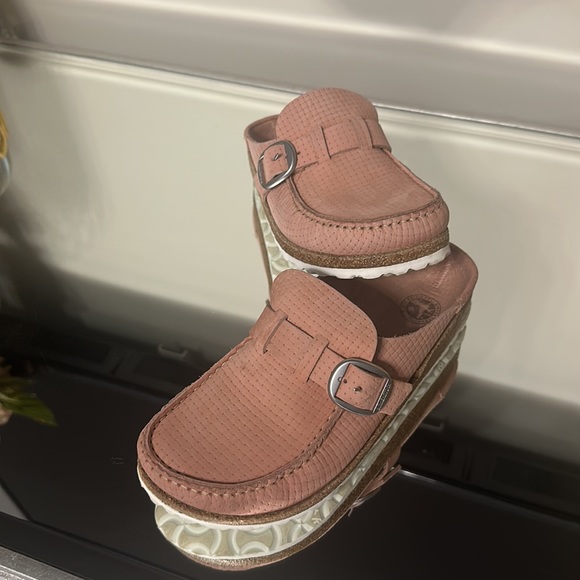 Birkenstock Shoes - Birkenstock Buckley nubuck embossed soft pink leather clogs size 37